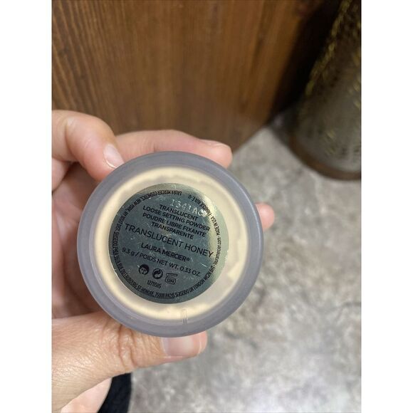 Laura Mercier Translucent Loose Setting Powder 16 Hour Translucent Honey .33oz - Picture 2 of 3